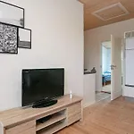 6 Person In Apartament