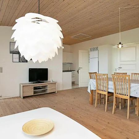 6 Person In Apartman