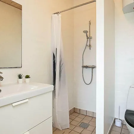6 Person In Apartman